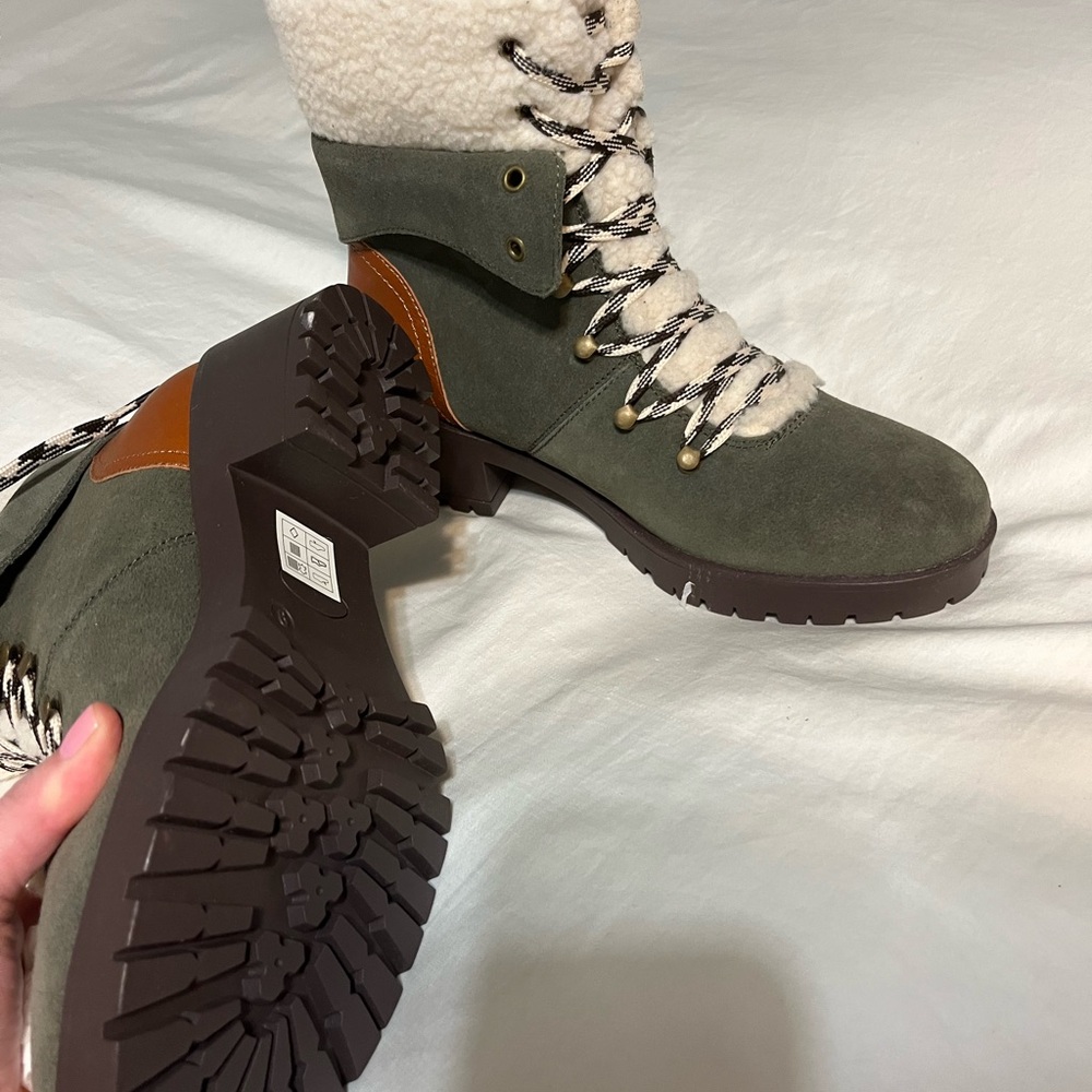 Skechers Brand New Winter Boots - Picture 4 of 6